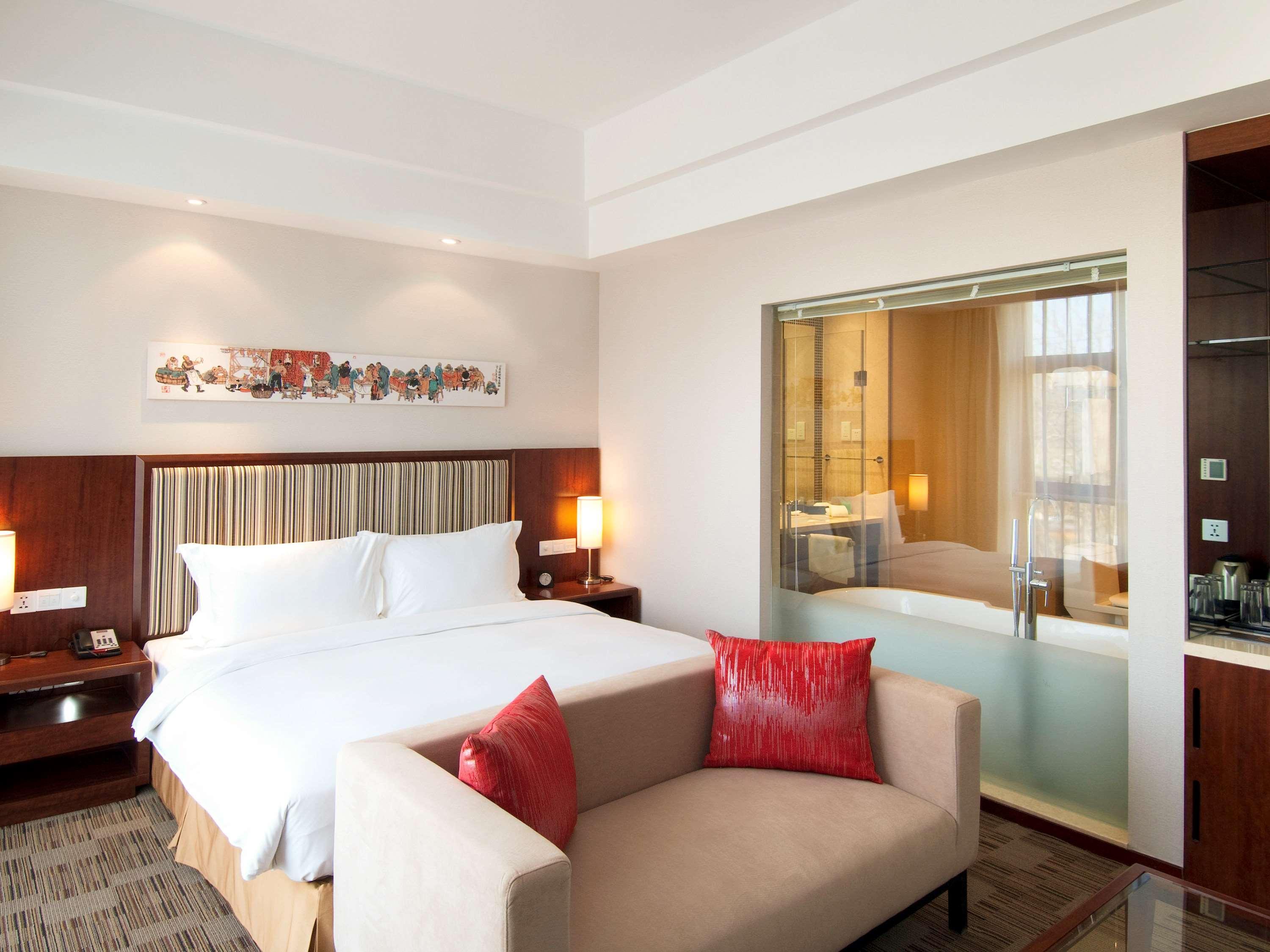 Hotel Mercure Downtown 4*